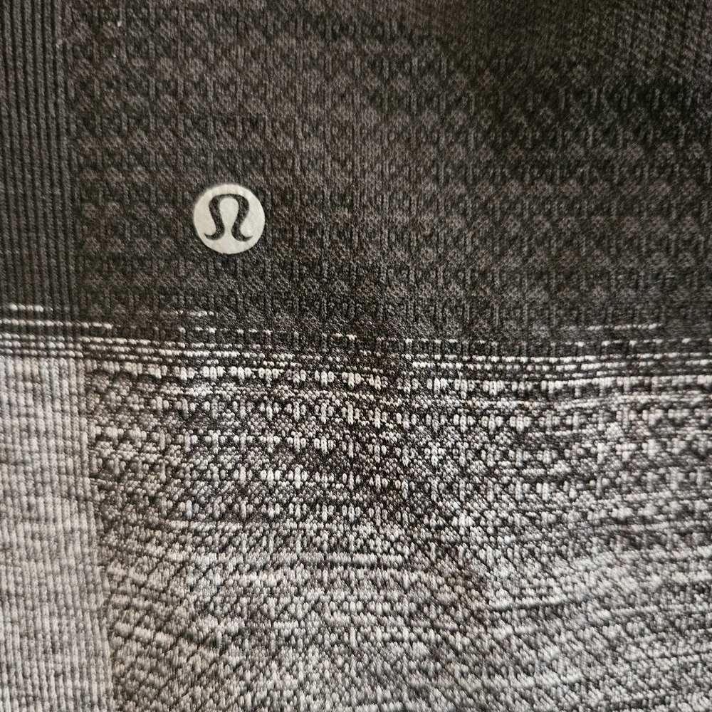 Lululemon Seamlessly Street Crop Heathered Black Size 8 Yoga Athletic Workout - Picture 3 of 7